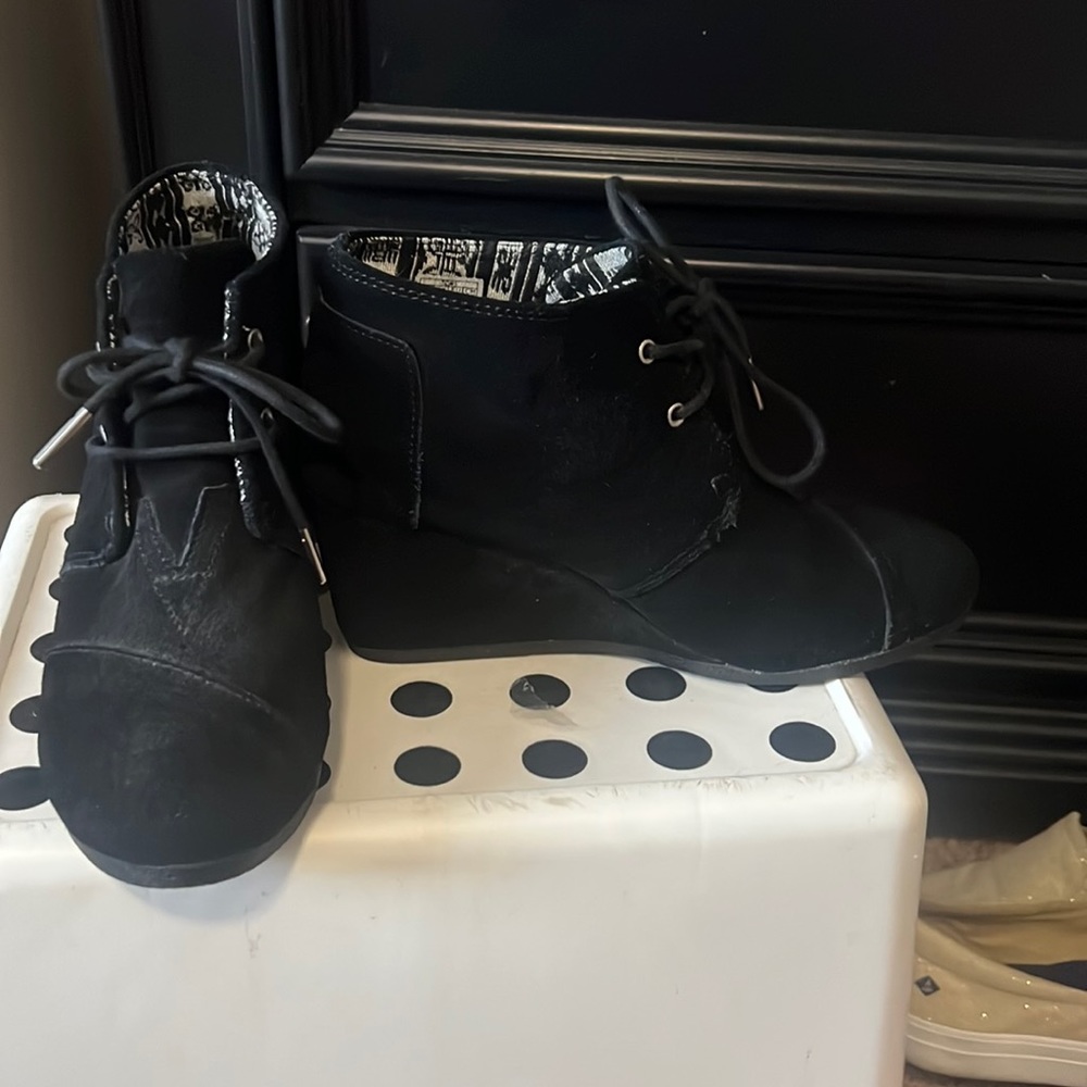 TOMS black suede booties 8 EUC